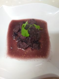 Una foto de Pechuga de pollo con cebolla caramelizada al vino tinto