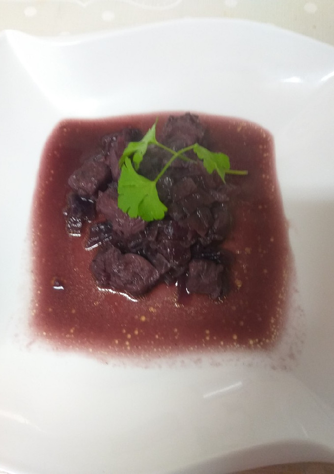 Una foto de Pechuga de pollo con cebolla caramelizada al vino tinto