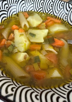Una foto de Caldo casero de verduras con macarrones