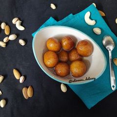 A picture of Gulab jamun.