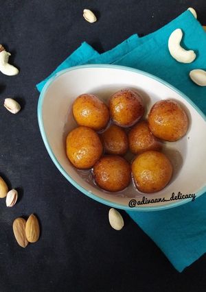 A picture of Gulab jamun.