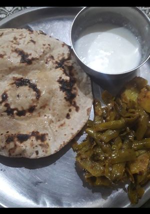 आलू और ग्वार फली की सब्जी (aloo aur gaur phali ki sabzi recipe in Hindi) रेसिपी मुख्य फोटो
