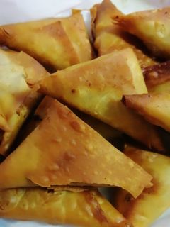 صورة لوصفة سبموسه بالبطاطا المهروسه 🥔