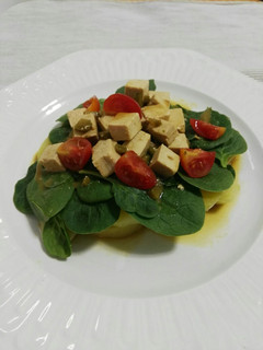 Una foto de Ensalada de espinacas, patata y tofu