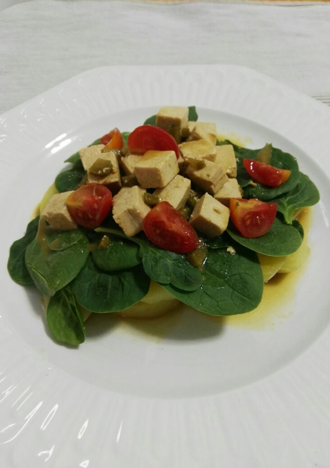 Una foto de Ensalada de espinacas, patata y tofu