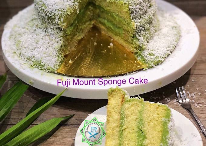 Sponge cake with pandan coconut pastry cream (Fuji mountain sponge cake)