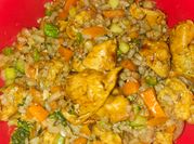 Una foto de arroz chino con brócoli