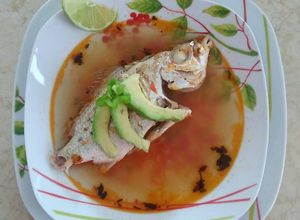 Una foto de Caldo de pescado sencillo