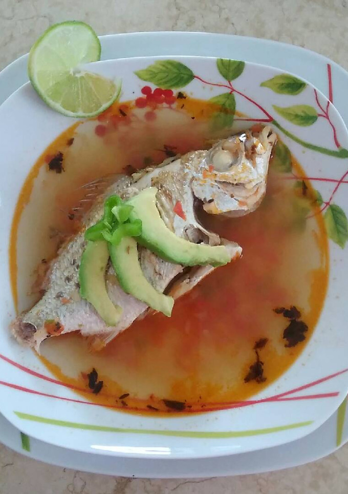Una foto de Caldo de pescado sencillo