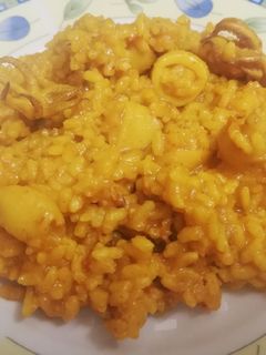 Una foto de Arroz con chipirones 🦑