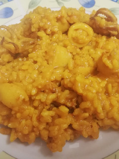 Una foto de Arroz con chipirones 🦑