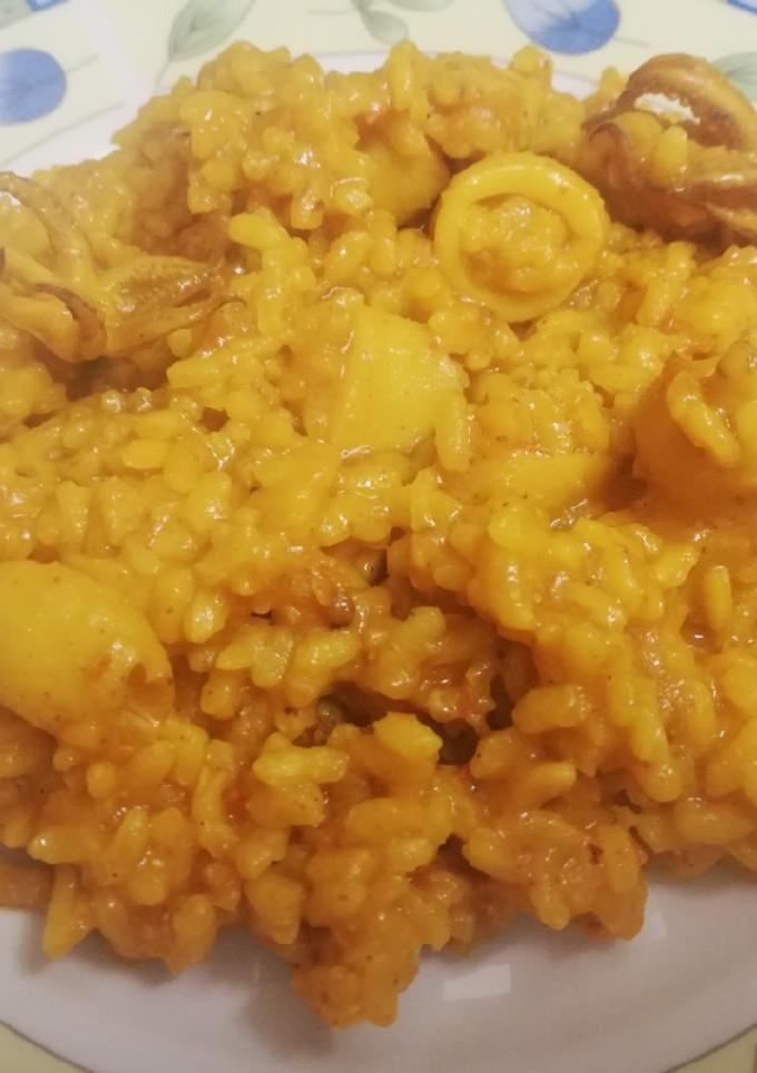 Una foto de Arroz con chipirones 🦑