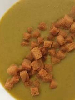 Una foto de Sopa verde con picatostes