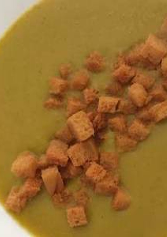 Una foto de Sopa verde con picatostes