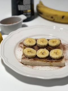 Una foto de Desayuno de campeonas: tostada de aceite, chocolate y plátano!!