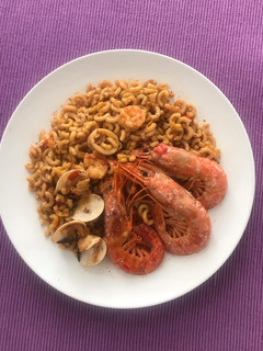 Una foto de Fideuà (fideos con frutos del mar)