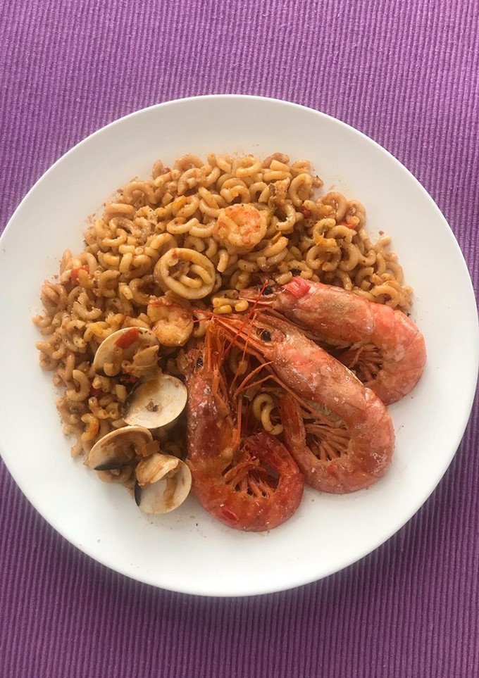 Una foto de Fideuà (fideos con frutos del mar)