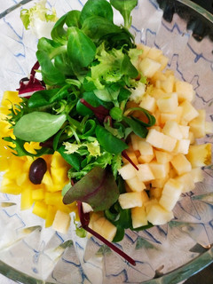 Una foto de Ensalada con manzana y mango