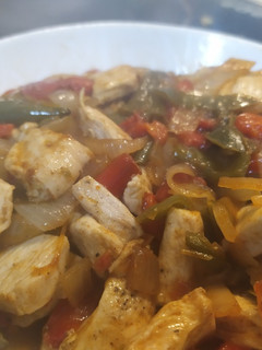 Una foto de Fajitas de pollo y pimiento, picantes