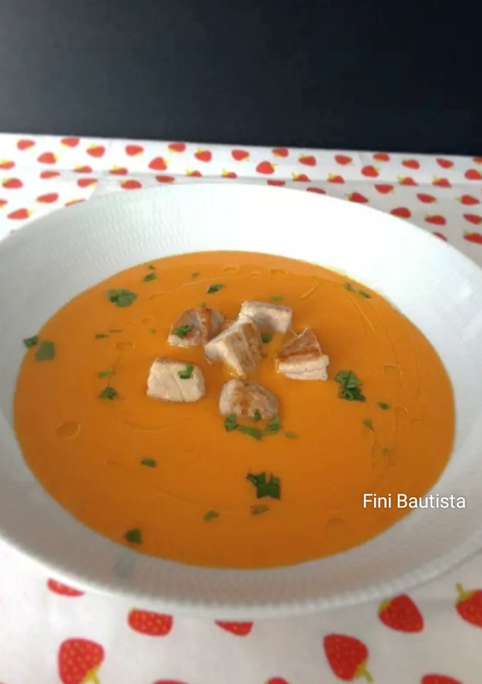 Una foto de Crema de pimientos rojos y atún