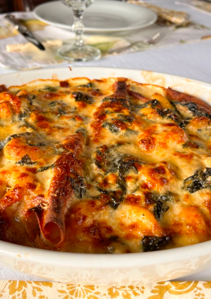 Una foto de Crêpes gratinadas, rellenas de espinacas y gambas