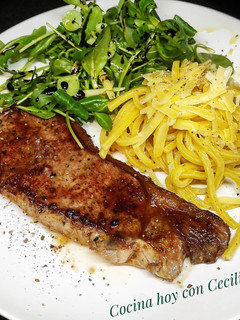 Una foto de Filete vacuno a la plancha con pasta fresca y hojas verdes 😋