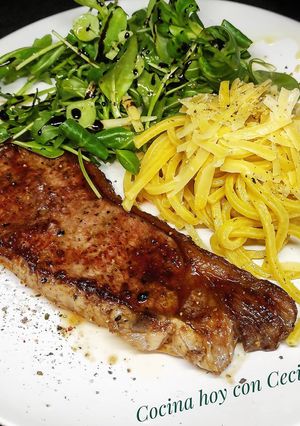 Una foto de Filete vacuno a la plancha con pasta fresca y hojas verdes 😋