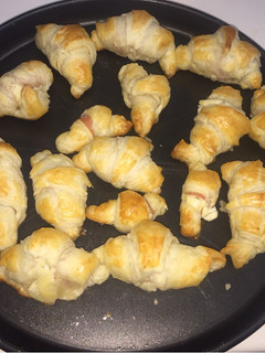 Una foto de Croasanes de jamón y queso