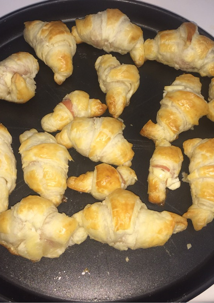 Una foto de Croasanes de jamón y queso