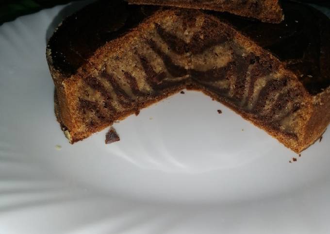 Eggless marble banana cake