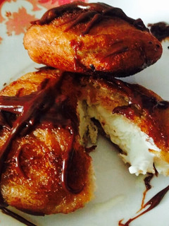 A picture of Crunchy ice cream balls with chocolate sauce.