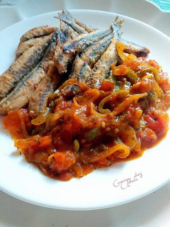 Una foto de Manitas de boquerones fritos con charmela de tomates
