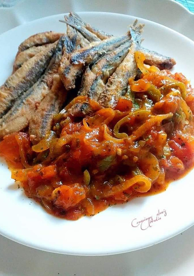 Una foto de Manitas de boquerones fritos con charmela de tomates