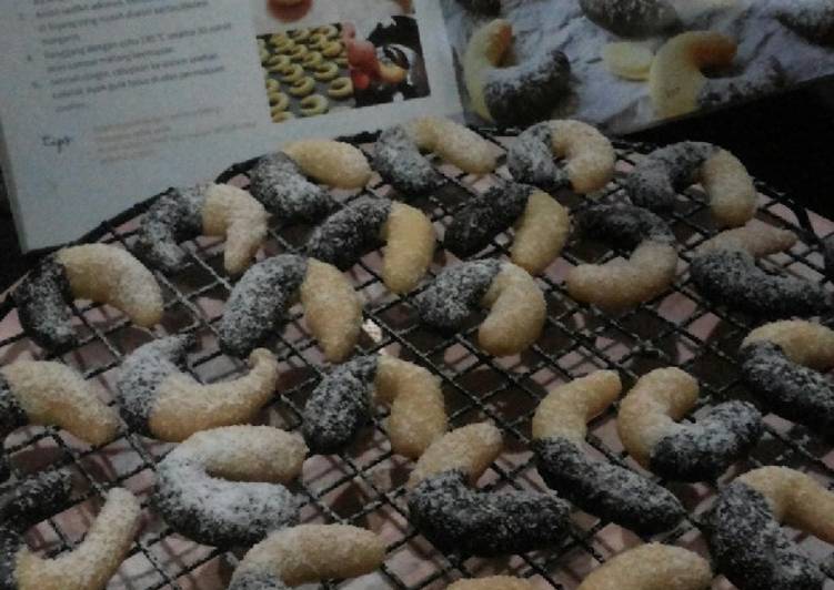 Langkah Mudah untuk Menyiapkan Almond crescent cookies yang Lezat