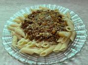 Una foto de penne con carne molida