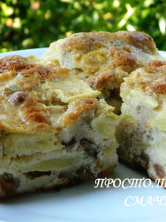 Фото Шарлотка с изюмом и яблоками.
