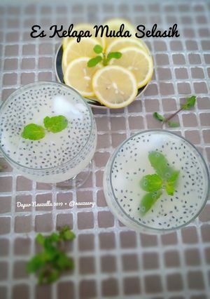 Foto resep Es Kelapa Muda Selasih