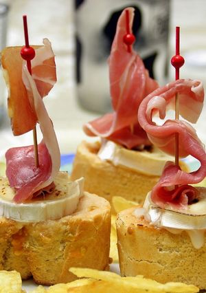 Una foto de Veleros de jamón y queso de cabra