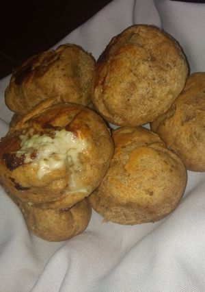 Una foto de Pancitos integrales rellenos de queso en sartén