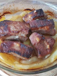 Mézes-mustáros oldalas, hagymás krumpliágyon recept fotója