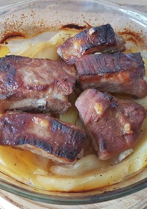 Mézes-mustáros oldalas, hagymás krumpliágyon recept fotója