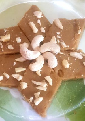 सत्तू के आटे की बर्फी (Sattu burfi recipe in Hindi) रेसिपी मुख्य फोटो