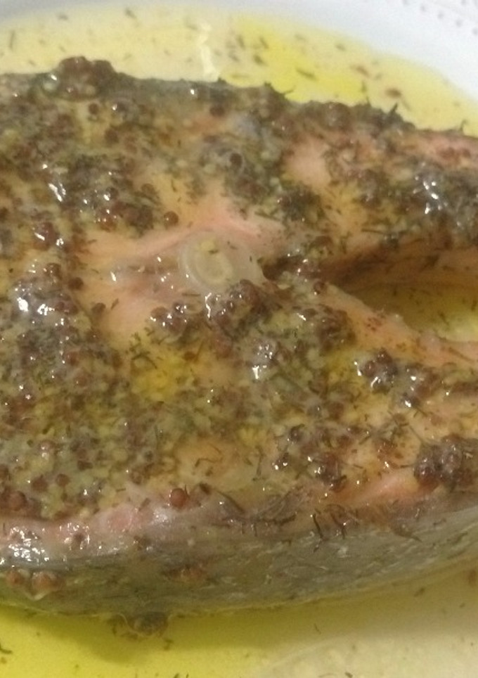 Una foto de Salmón con miel y vino a la mostaza antigua
