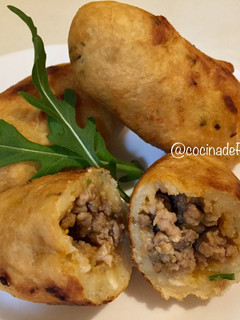 Una foto de Bolinho de mandioca recheada (Bollitos de mandioca rellena)