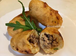 Foto principal de Bolinho de mandioca recheada (Bollitos de mandioca rellena)