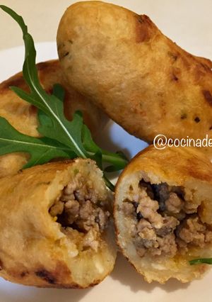 Una foto de Bolinho de mandioca recheada (Bollitos de mandioca rellena)