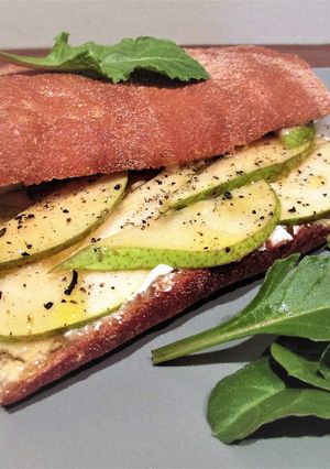 Foto principal de Bocata de pan chapata con queso para untar y pera