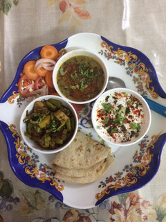 पंचरंगी दाल और फली आलू की सब्जी (Pacharangi dal aur aloo ki sabzi recipe in Hindi) रेसिपी मुख्य फोटो