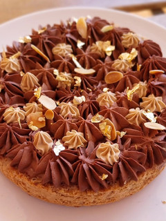 Una foto de Tarta de nueces con ganache de café y trufa de chocolate