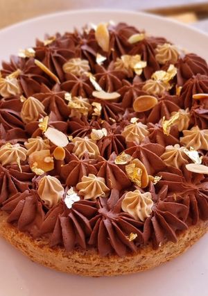 Una foto de Tarta de nueces con ganache de café y trufa de chocolate